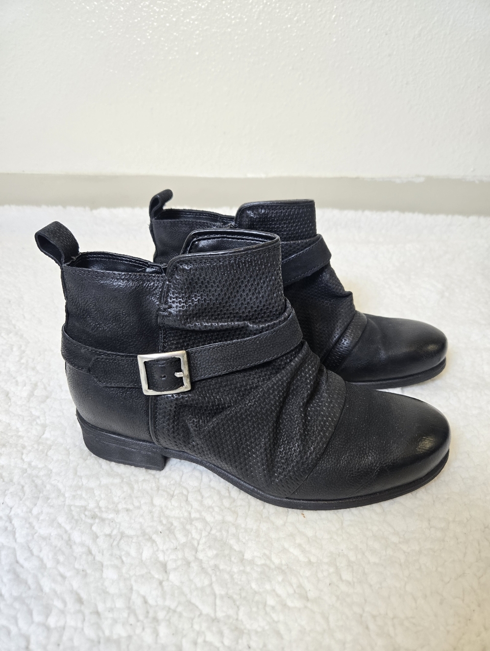 Miz Mooz Leather Ankle Boots with Buckle Suzy Black Size 39 Wide Width US 8.5-9 - Picture 2 of 8